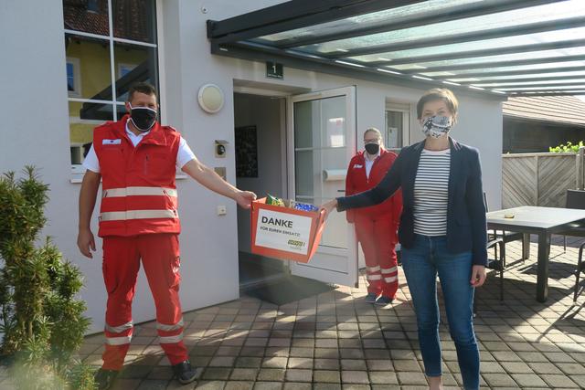 Landtagsabgeordnete Barbara Tausch mit dem Team des Roten Kreuz Esternberg. | Foto: ÖVP