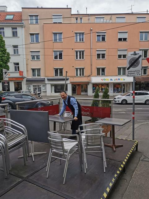 Ramazan Türk stellt schon seinen Schanigarten auf. | Foto: Spumante