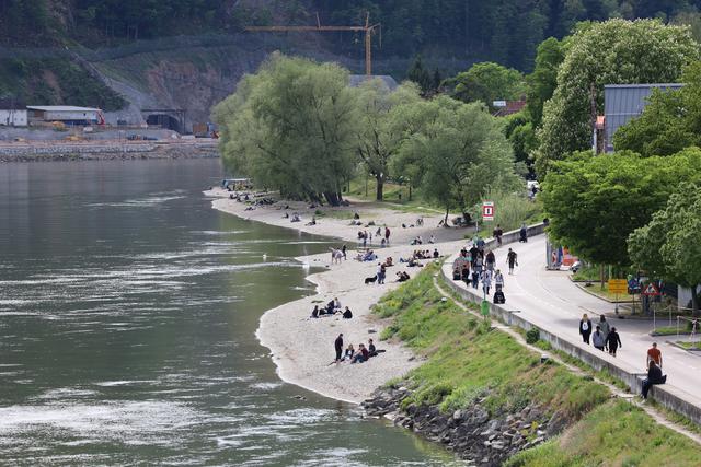Viele lockt der Donaustrand, ob der vielzitierte Babyelefanten-Abstand jedoch immer eingehalten wird, scheint bei diesem Bild fragwürdig.
