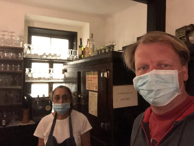 "Wir lächeln, wirklich!"  - Walter Wendt, Wirt des Maxing Stüberls, sieht dem 15. Mai freudig entgegen – auch wenn man es nicht sieht.  | Foto: privat