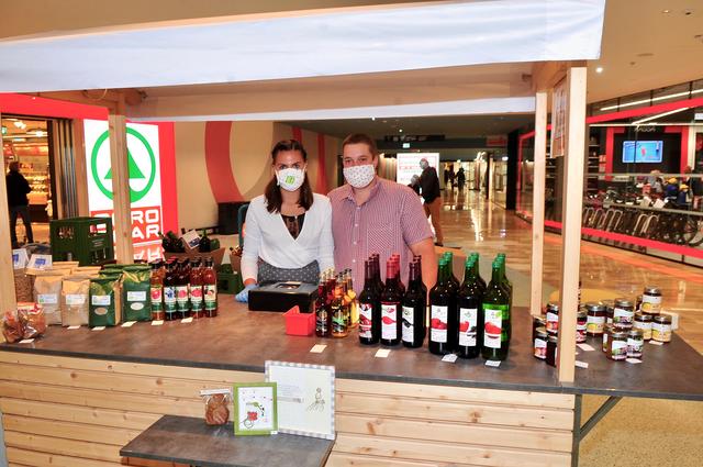 Bernhard und Sarah Gassler haben an ihrem Bauernmarkt-Stand regionale Muttertagsgeschenke im Angebot.