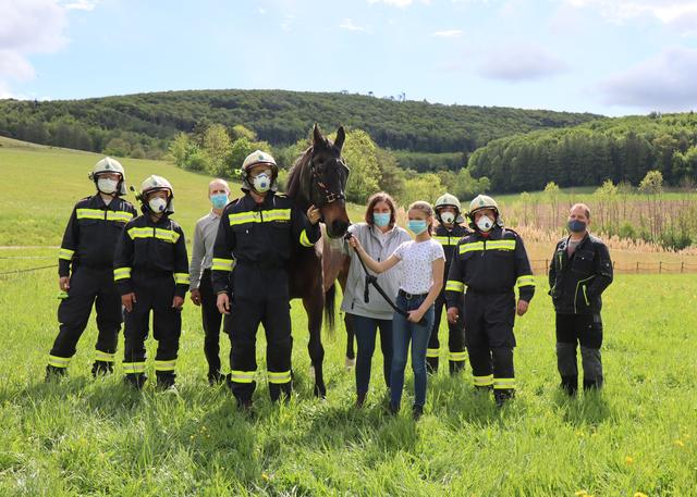 Familie Grasel und die Feuerwehrmänner mit Wallach Löwenherz