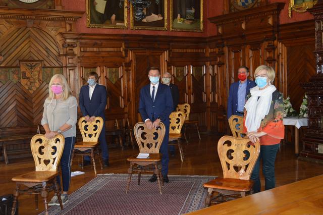 Politische Vertereter der Stadtgemeine Ried präsentieren neue Verordnungen.  | Foto: Pumberger