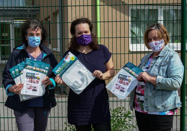 Übergabe der Gesichtsschutzschilde vor dem betreuten Wohnhaus der Lebenshilfe in Wiener Neudorf.
v.l.n.r. Bianca Heidemann, stv. Leiterin Wohnhaus; Kerstin Haas-Maierhofer, im Auftrag von FT-TEC Trading GesmbH
Friederike Pospischil, Präsidentin Lebenshilfe NÖ;