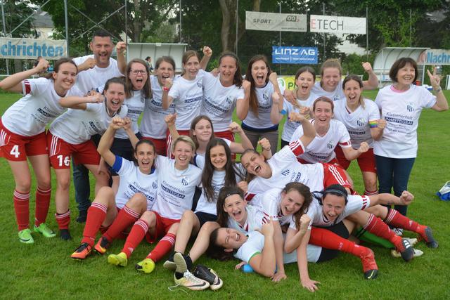 Riesenjubel nach dem Fußball-Krimi und 2:0-Sieg in Kleinmünchen | Foto: Michael Strini