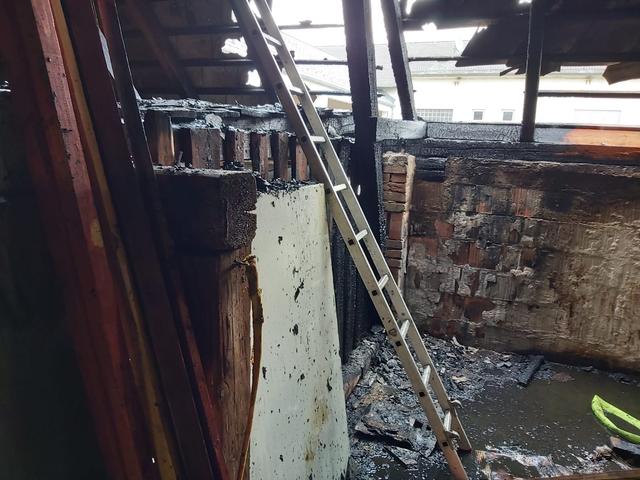 Der Dachstuhl eines Holzstadls im Zentrum von Sieggraben geriet Montag in Brand | Foto: BFKDO MA