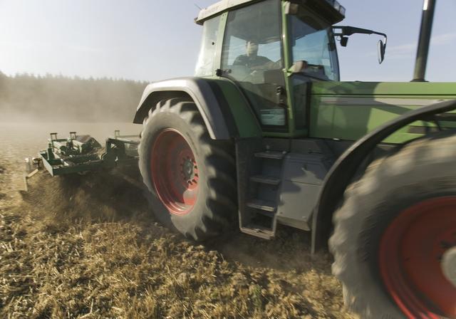 Auf dem eigenen Grund und Boden können auch nicht für den Verkehr zugelassene Traktoren und Maschinen verwendet werden. Für den Straßenverkehr müssen sie aber zugelassen sein. | Foto: Symbolfoto: MEV.de