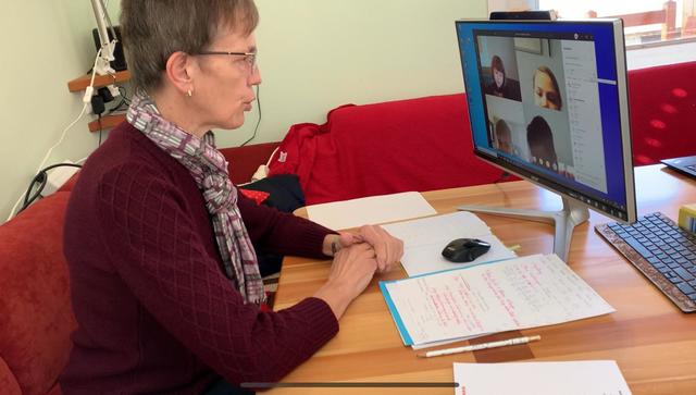   Schulleiterin Rosmarie Koch beim Online-Unterricht. | Foto: privat