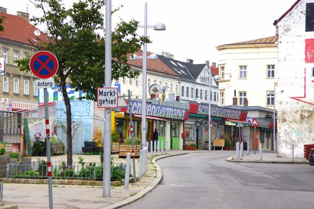 Wassersprühdüsen, ein neuer Baum, konsumfreie Zonen und Mauerbegrünungen: Der Schwendermarkt wird umgestaltet.  | Foto: Fischer