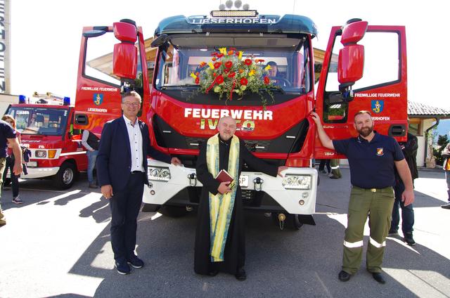 Bürgermeister Wolfgang Klinar, Pfarrer Wladyslaw Mach und Kommandant Rene Moser bei der Übergabe des neuen Tanklöschfahrzeuges. | Foto: Possegger
