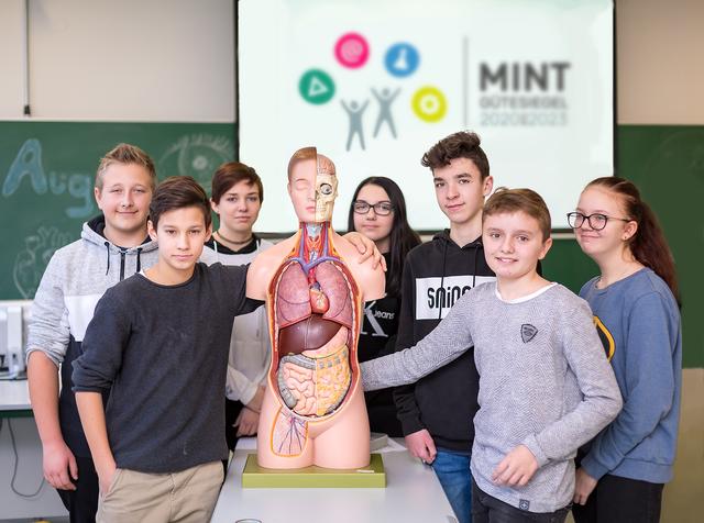 Gewürdigt werden die Bemühungen der Schule in Mathematik, Informatik, Naturwissenschaften und Technik.