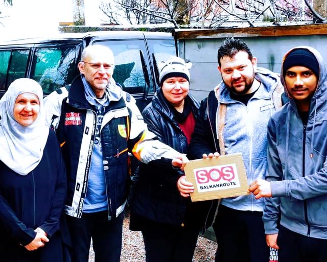 Zemira Gorinjać (Flüchtlingsmama in Bihac), Martin Diendorfer und Bettina Pirker (Kärnten andas), Petar Rosandić (Kid Pex) bei der Lieferung der Kärntner Sachspenden. | Foto: SOS Balkanroute