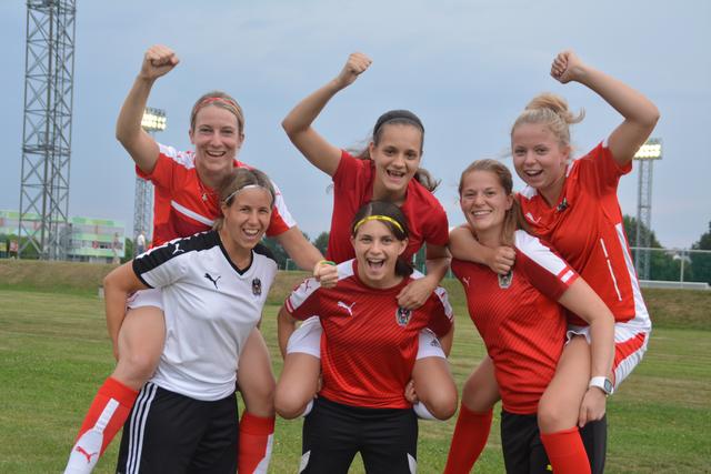 Ein Hoch auf den Frauenfussball: Stefanie Lefevre, Susanna Koch, Jennifer Köppel, Barbara Weber, Kathrin Huber und Anna Amtmann | Foto: Michael Strini