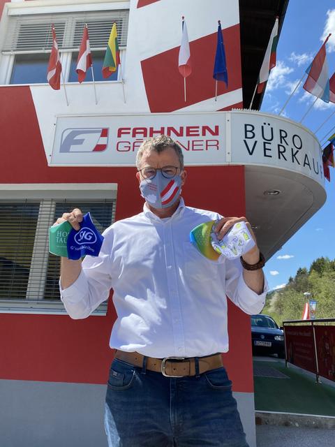 "Wir müssen die Chance in der Krise sehen", ist Gerald Heerdegen, Geschäftsführer der Firma Fahnengärtner, überzeugt. Aktuell werden deshalb Schutzmasken produziert. | Foto: Fahnengärtner
