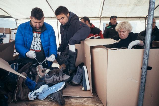 Das SOS Balkanroute Team beim Sortieren und Verteilen der Spenden in Bihac. | Foto: SOS Balkanroute