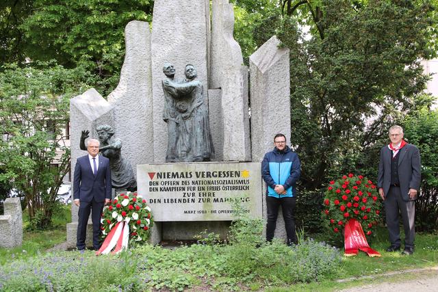 Bürgermeister Klaus Luger (Stadt Linz), Samuel Puttinger und Harald Grünn (Arbeitsgemeinschaft der NS-Opferverbände und WiderstandskämpferInnen) | Foto: Stadt Linz