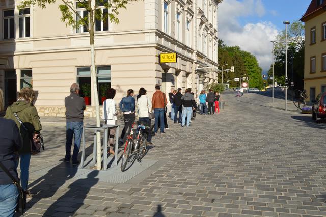 Lange Schlange vor dem Büro des Stadtmarketings