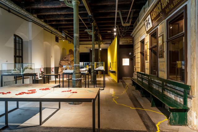 Die Ausstellung „Arbeit ist unsichtbar“ zeigt spannende Facetten aus dem Berufsleben, vor allem auch aus Steyr.  | Foto: Klaus Pichler