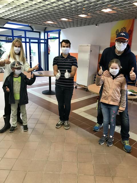 Jugendtrainer Leonhard Steiner (Bildmitte) übergab MNS-Masken an Hausmannstättens Judokas. | Foto: KK