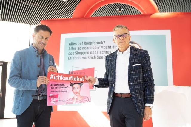 Die WKS startet die Kampagne „Mir ist’s nicht egal, ich kauf lokal“. „Wir wollen damit die Kunden davon zu überzeugen, ihre örtlichen Händler zu unterstützen und so Arbeitsplätze zu sichern". Im Bild: WKS-Präsident Peter Buchmüller (re) und Christoph Bründl, Obmann des Landegremiums des Handels mit Mode und Freizeitartikeln (li.). | Foto: WKS/wildbild