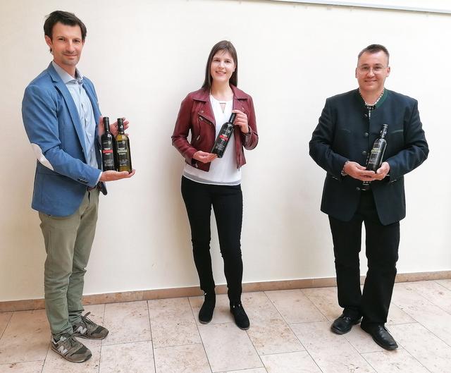 Gänserndorfs Bürgermeister René Lobner mit Winzerin Angelika Lobner aus Mannersdorf und Winzer Günter Ehm aus Waidendorf.  | Foto: Gemeinde Gänserndorf