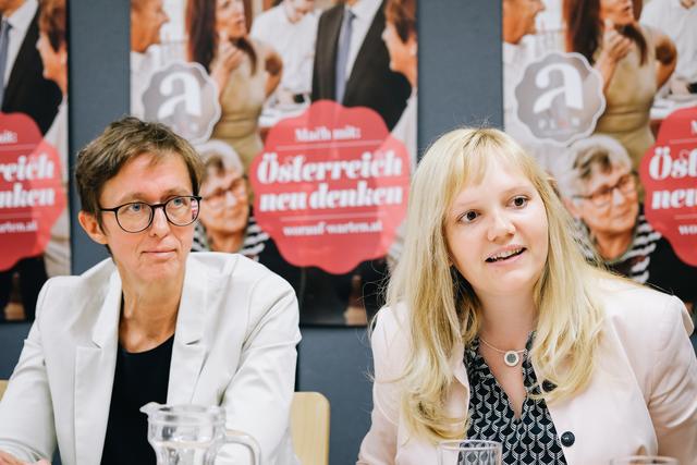 LAbg. Sabine Promberger und GVV-Vorsitzende Bgm.in Elisabeth Feichtinger | Foto: Leitner