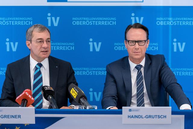 Foto aus Vor-Corona-Zeiten – der aktuelle Beitrag entstand in einer Videokonferenz mit dem Präsidenten der OÖ Industriellenvereinigung, Axel Greiner, und Geschäftsführer Joachim Haindl-Grutsch.
