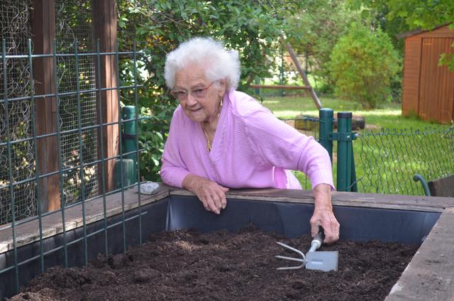 Leopoldine Schmatz bereitet das Beet vor.