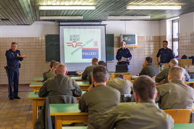 Polizisten bei der Schulung der Milizsoldaten | Foto: LPD Tirol, Gruber Bernhard