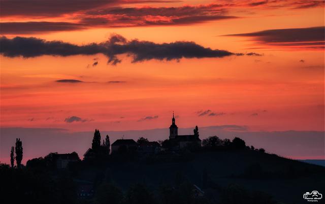 Da ich beim Monduntergang hinter mir gleichzeitig einen Tagesanbruch mit der Shiluette von Kitzeck erleben durfte, habe ich selbstverständlich auch davon ein Foto gemacht.  | Foto: Copyright by Franz Harb 