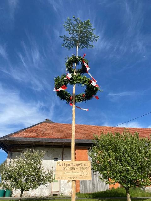 Ein Mini-Maibaum steht auch in Wartberg/Krems