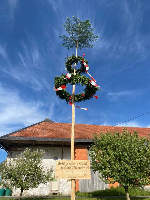 Ein Mini-Maibaum steht auch in Wartberg/Krems | Foto: LJ Bezirk Kirchdorf