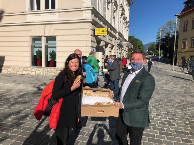 Bürgermeister Günther Albel versorgt die wartenden Menschen mit einer kleinen Stärkung.
 | Foto: Stadtmarketing, Kohlmayer