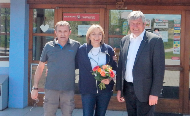 Bürgermeister Herbert Froschauer (rechts) bedankte sich bei der Familie Heilmann. | Foto: Marktgemeinde Mitterkirchen