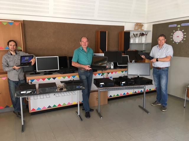 Auch die Fimra Poscharnik stellt gebauchte Computer zur Verfügung. Diese Geräte sind in der NMS Wies übergeben worden. | Foto: MG Wies