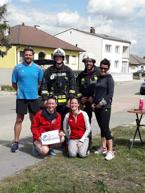 Die Teilnehmer der Feuerwehr Schönkirechen-Reyersdorf liefen in voller Montur.  | Foto: FF Schönkirvhen-Reyersdorf