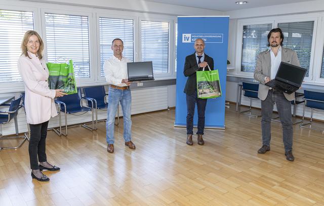 29 weitere Computer übergeben: Claudia Mischensky (IV Kärnten), Arno Sorger, Robert Klinglmair und Christoph Kulterer (von links) | Foto: IV Kärnten