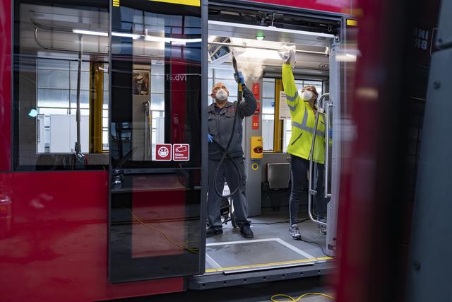 IVB: Mit speziellen Geräten werden Trams und Busse nun häufiger als bisher im Innsbrucker öffentlichen Verkehr gereinigt. | Foto: IVB/Berger