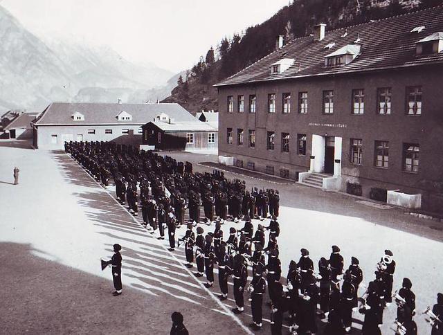 Französische Besatzungssoldaten in der Pontlatzkaserne in Landeck.