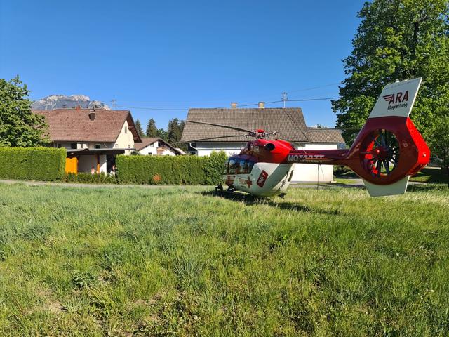 Die Ara-Flugrettung steht mit ihrem Notarzt-Hubschrauber im Einsatz. | Foto: Ara-Flugrettung