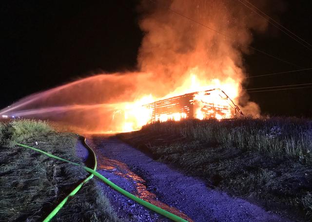 Brandstiftungen wie jene in Going (Bild: Koasastadl) hielten die Feuerwehren auf Trab.