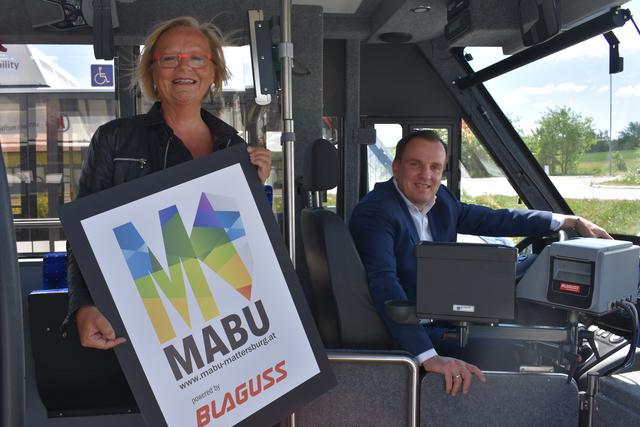 Bürgermeisterin Ingrid Salamon und Paul Blaguss mit den brandneuen Mattersburger Autobussen | Foto: Stadtgemeinde MA