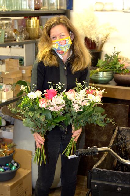Duftende Sträuße und viel positives Denken: Eva-Maria Seeböck (Blumen Seeböck) kann aufgrund der Hilfsaktion schon wieder ein bisschen lachen.