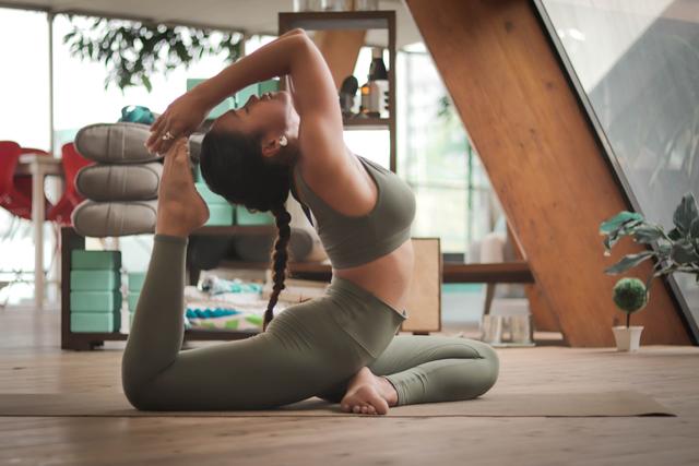 Yoga benötigt nur wenig Platz und ist damit das ideale Workout für Zuhause.