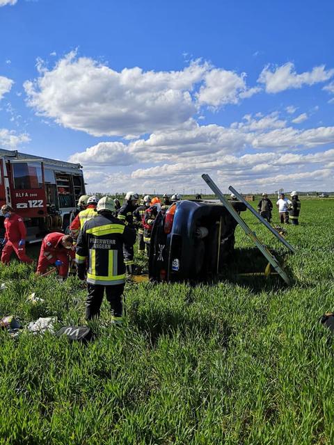 Nach mehreren Überschlägen kam der Fahrer mit seinem Pkw im Feld seitlich zum Stillstand.