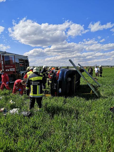 Nach mehreren Überschlägen kam der Fahrer mit seinem Pkw im Feld seitlich zum Stillstand. | Foto: Freiwillige Feuerwehr Angern an der March