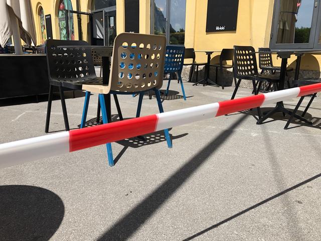 "Verrückt": Die Auflagen – 1 Meter Abstand zwischen den Tischen und max. 4 erwachsene Gäste/Tisch – in der Umsetzung.