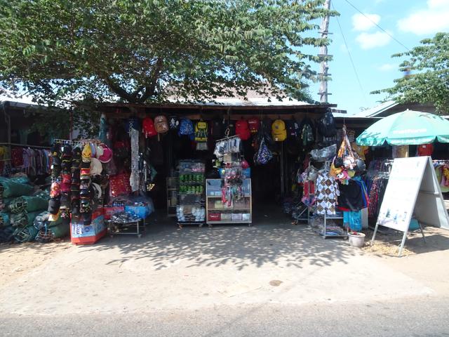 13.02.2020 einer der vielen kleinen Läden neben der Straße