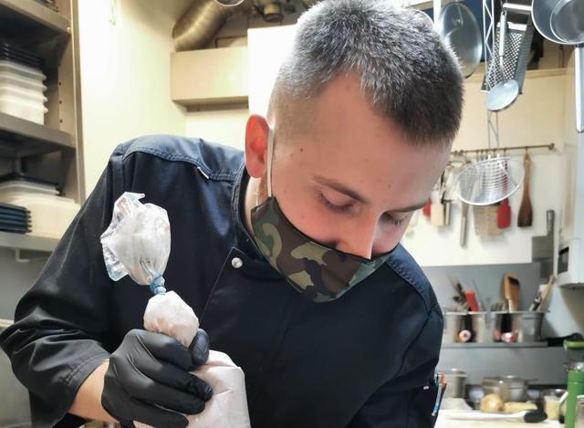 Juniorchef Moritz Maier: "Wir sperren nicht auf. Mit so einem kleinen Lokal wie unseres, ist es unmöglich den Sicherheitsabstand einzuhalten. Und wenn ich den einhalte, kann ich das Restaurant nur zu 50 % füllen und 50 % decken nicht mal meine Fixkosten." | Foto: Maier's