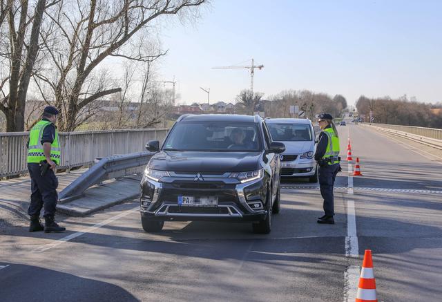 Familienangehörige, die in Deutschland leben, dürfen nun ab Mai 2020 nach Österreich einreisen, um dort enge Familienmitglieder zu besuchen. Am Bild: Der Grenzübergang Neuhaus-Schärding Neue Brücke